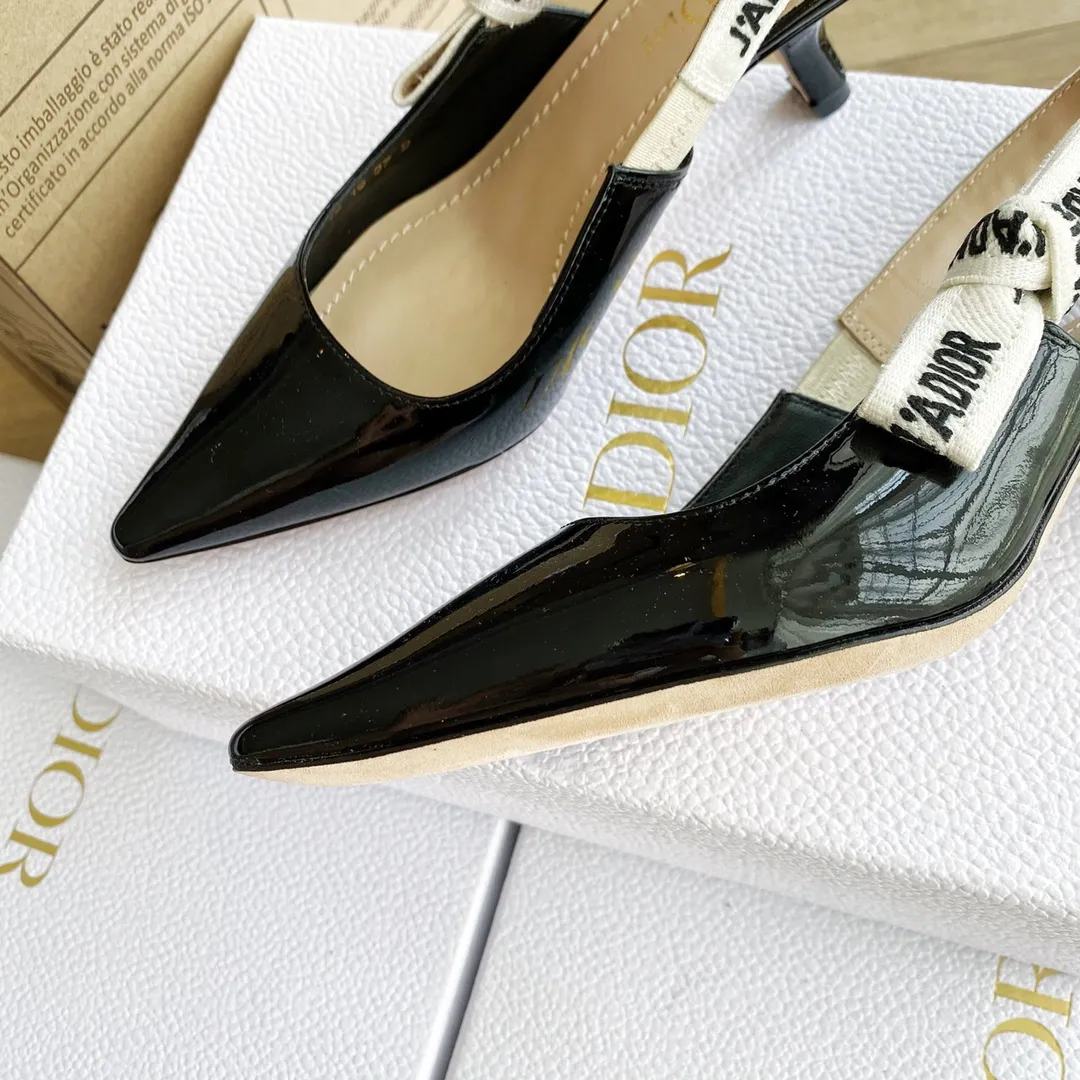 👟👟Ex-factory price 440👟👟 Developed one-to-one from the original version, 👠👠✨ ✨Dior’s popular sandals are new🔥 🔥 The same style as the most popular internet celebrities and celebrities of the year💁 💁. Imported fabric, lining and feet are made of calfskin lining🐑. Original molded heel, heel height 10Cm 6.5cm💘 Original molded metal outsole with five-pointed star LOGO mark✨. Original bow, 💅 Italian leather outsole. 👄💋 Full set of packaging (bags, cards, invoices, one-to-one wrapping paper) 34 40 41 customized
